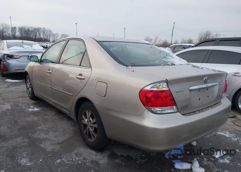 2005 Toyota Camry Le V6 z USA, uszkodzony, nr VIN 4T1BF30K55U610546